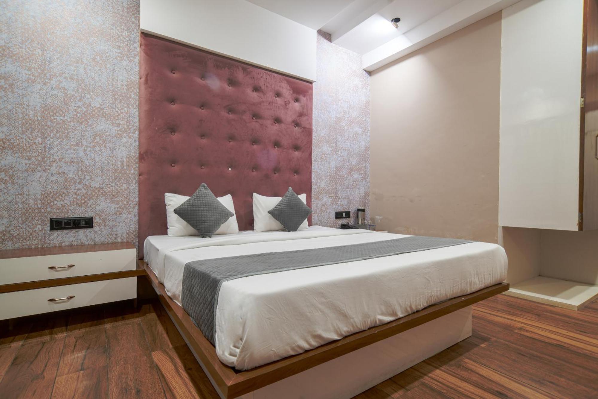 Hotel Miracle 2Km From Mahakal Temple Ujjain Exterior foto